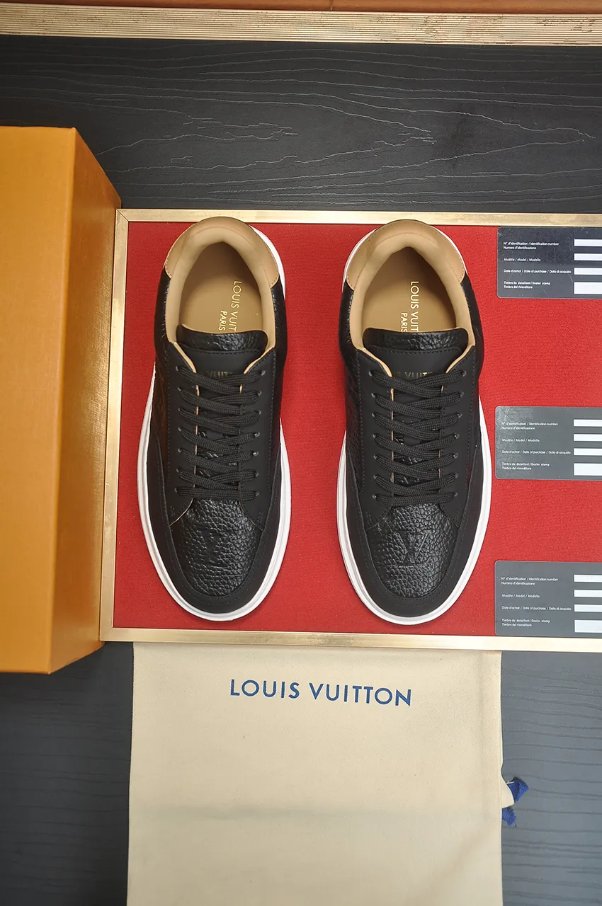 Men's men's shoes 💰640💶Original development, quality shipping, welcome to compare - LV sneaker series sports shoes introduce the loose silhouette of the ready-to-wear series into the spring and summer men's wear shows and make an eye-catching appearance. The cow leather upper is combined with rough fabric laces, and colorful beading highlights the brand's classic elements. LV letters mark the tongue and Monogram floral outsole. Mixed materials Made of top-grain cowhide, thick shoelace design, large Monogram print on the side, mesh lining and cotton feet, the comfort is as extreme as ever, premium heritage, quality first, worth owning! Size: Men’s 38-45 (45 is custom-made and cannot be returned or exchanged)